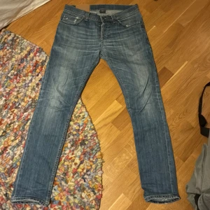 Blå raka jeans från Dondup - Säljer soprena blå dondup jeans med klassisk femficksdesign och raka ben. Jeansen har en snygg tvättad look och är tillverkade i slitstarkt bomullsjeansmaterial. Perfekta för dig som gillar en tidlös och avslappnad stil.