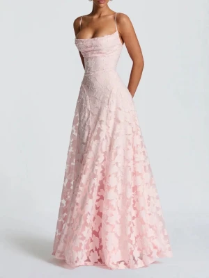 Ljusrosa balklänning med spets - Elegant ljusrosa långklänning med tunna axelband och öppen rygg med snörning. Klänningen har ett vackert blommigt spetsmönster och en svepande siluet. Perfekt för speciella tillfällen som balen. Den är aldrig andvänd och nypris är 1000!💗💗