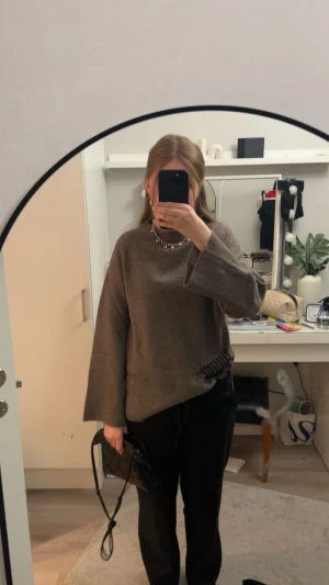 Brun stickad tröja med vida ärmar - Mysig brun stickad tröja med rund halsringning och vida ärmar. Tröjan har en avslappnad passform och ribbstickade muddar vid ärmslut och nederkant. Perfekt för lager-på-lager och enkel att styla till olika outfits. Säljer denna bruna stickad tröja i storlek xs från lager 157 då jag ej använder den längre. Har kommit till användning fåtals gånger men har ett litet hål som man knappast ser vid slutet av armen. Djur och rökfritt hem! Skriv om du har några frågor, pris kan diskuteras vid snabbköp. 🙂
