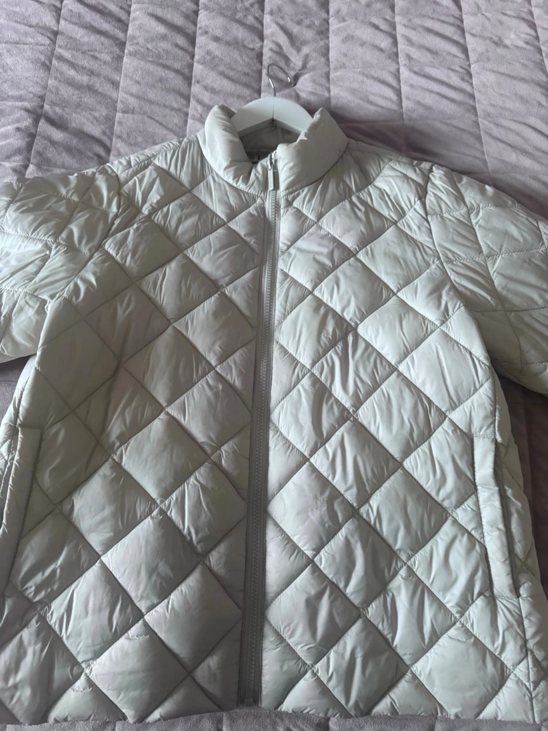 Ljusgrå eller beige quiltad pufferjacka - 1