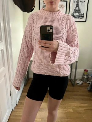Ljusrosa kabelstickad tröja - Säljer en ljusrosa stickad tröja ifrån ginatricot som inte kommer till användning🌸💕