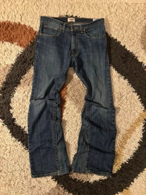 Bootcut made Jeans - Storlek: W33 L32  Laid out liggandes.   •	Längd (utsidan): 105 cm 	•	Midja: 41 cm 	•	Nedre bredd (vid benslutet): 25 cm  Kondition: 9/10  Fraktar samma dag eller dagen efter✅  swag rap streetwear baggy vintage skate hiphop y2k affliction archive underground avant garde japan style OG 2000s flared washed affliction jeans drip oldmoney denim