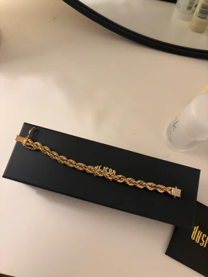 Guld armband  - Snyggt armband i guld med tvinnad kedjedesign. Armbandet har en klassisk och stilren look som passar till många olika stilar. Olika ljus på bilderna, 19cm och 8mm tjock