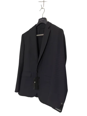 Mörkblå kavaj från J.LINDEBERG - Nypris: 4200 kr Helt ny mörkblå kavaj från J.LINDEBERG med klassisk passform och snygga knappar vid ärmsluten, perfekt till studenten!Kavajen har två framfickor med lock och en bröstficka. Perfekt för dig som vill ha en clean och tidlös look.