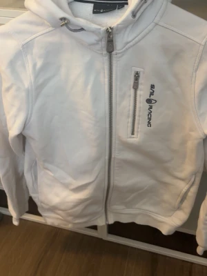 Sail racing zip up - Vit zip up från Sail racing. Jätte bra skick!! storlek 150 men passar 160,xs, s 