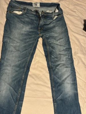 Blå raka jeans från Tiger of Sweden - Klassiska blå Tiger of Sweden jeans med raka ben. Storlek 33/34