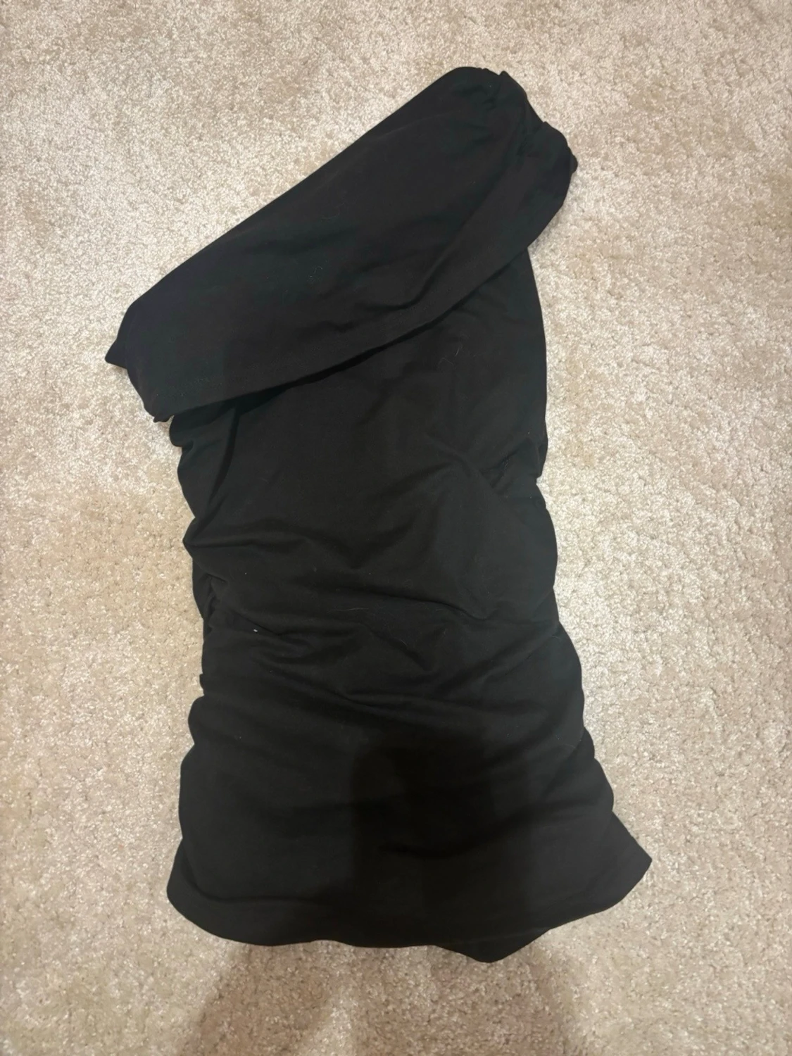 Svart oneshoulder kort klänning