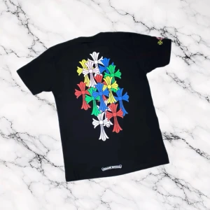 Svart är Chrome Hearts T-Shirt - Svart är Chrome Hearts T-Shirt med flerfärgade kors på ryggen.