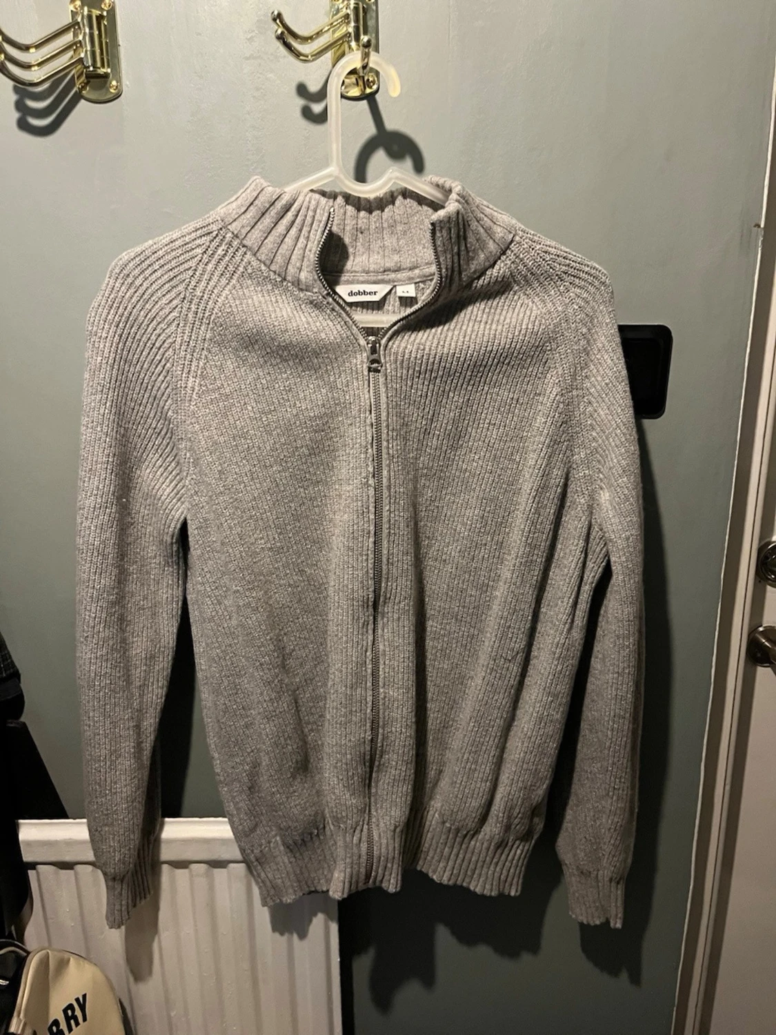 Grå stickad cardigan från Dobber 