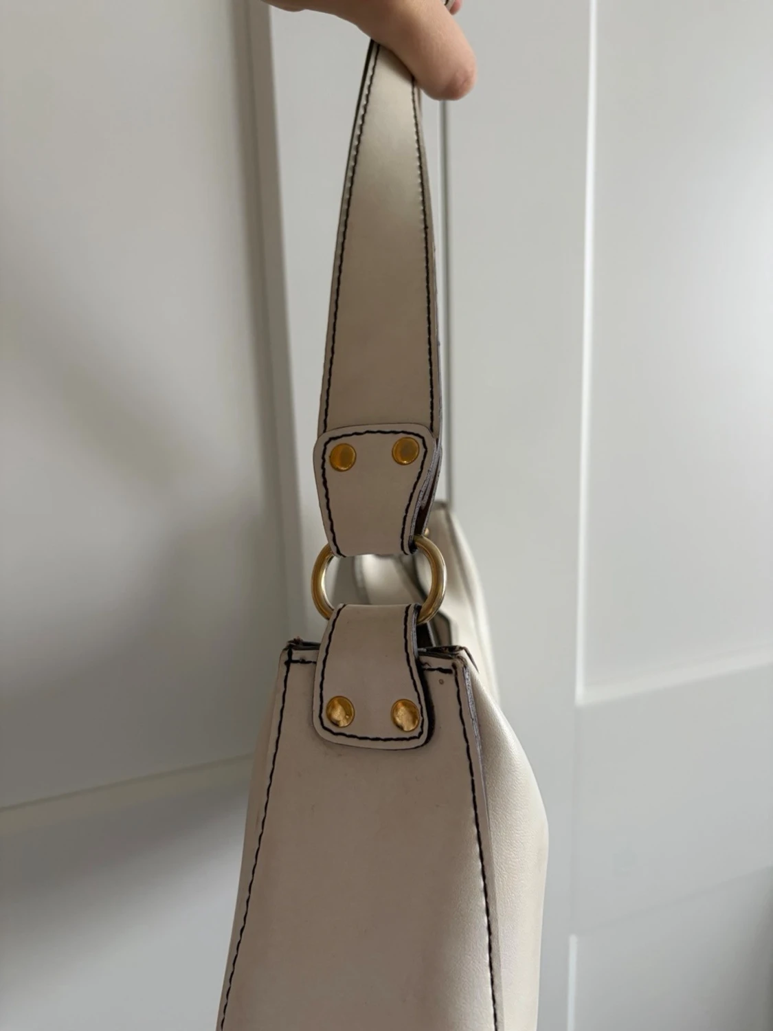 Vit axelväska i skinn med detaljer - 2