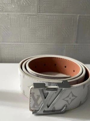 hel vitt bälte  - en hålslagare ingår. fraktar inom 24 timmar.