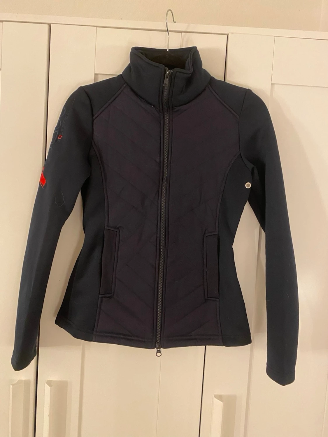 Mörkblå figursydd quiltad jacka från Catago