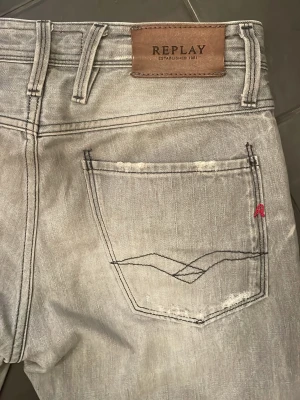 Grå replay anbass - Feta grå replay jeans i modellen anbass. Väldigt gott skick, inga större defekter. W28 L32. Nypris ligger på ca 1100kr. Skriv vid funderingar. Modellen på sista bilden är 180cm.