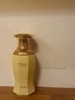 Afnan Kiaana Angel Parfym - Gourmanddoft från Afnan. Se sträcket på bilden hur mycket använt 