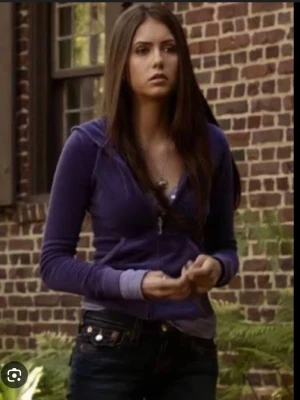 Lilla zip tröja 2000-talet SÖKER!!!! - Snygga mörkblå jeans med vita kontrastsömmar och detaljerade bakfickor. Jeansen har låg midja och raka ben, perfekt för en avslappnad men trendig look. Klassisk femficksmodell och knappgylf. Passar dig som gillar streetstyle.