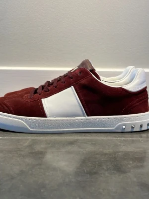 Valentino flycrews - Hej! Säljer nu dessa stilrena och snygga skor från Valentino!🎉Skick: Använda men i väldigt bra skick, 3 nitar saknas! Retailpris: Ca 7500kr. Köp för endast:4500kr! Vid frågor eller funderingar är det bara att höra av dig. Priset går att diskutera!