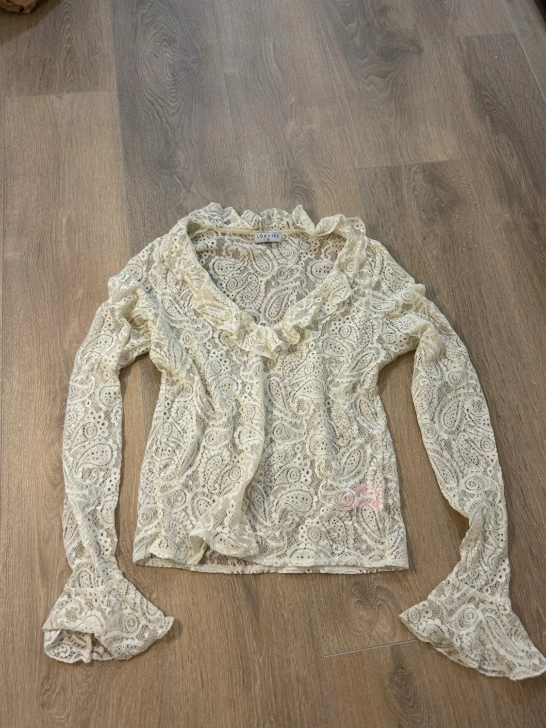 Krämvit spetsblus med volang - 1