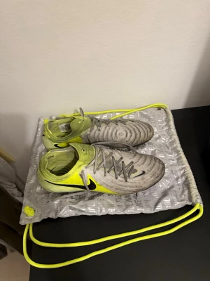 Nike phantom fotbollskor  - Tja säljer nu mina Nike phantoms, storlek 44! Bra skick. Nypris 3000 säljer för 599! Skriv om det finns frågor!