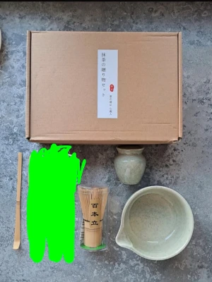Matcha kit - Säljer ett matcha te-set som innehåller en ljusgrön keramikskål, en bambuvisp, en bambusked och en liten burk 💚💚💚