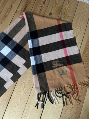 Burberry Halsduk - Bra skick, knappt använd. 