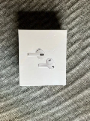 Apple AirPods Pro 3 trådlösa hörlurar - Säljer ett par vita Apple AirPods Pro 3 med stilren design och silikonpluggar för bästa passform. Trådlösa in-ear hörlurar som levererar grymt ljud och smidig anslutning till iPhone och andra Apple-enheter. Perfekta för musik, samtal och vardagsbruk.
