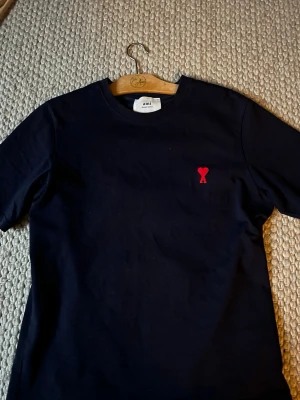 Ami t shirt - Tja! jag säljer denna riktigt feta Ami t shirt i storleken S.