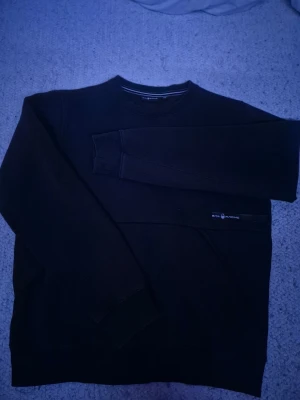 Sail Racing  - Säljer en stilig Sail Racing sweater | Inte använt på ett tag | Inga defekter | Färgen svart och storlek 170 men sitter som XS | Ny pris ca 1000kr | Hör av er för mer information/bilder!