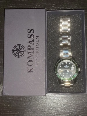 Klocka kompass - Hej! Säljer den nu för att jag knappast använder den, jag köpte den 10 januari och har använt den i en vecka så en helt ny klocka! Finns även förlängnings bitar som man kan sätta på om den är för liten!