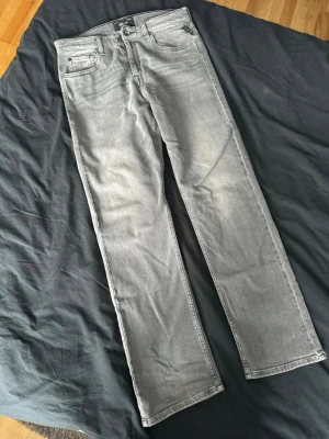 Gråa Replay jeans  - KOM GÄRNA MED PRISFÖRSLAG! Gråa Replay-jeans med lätt baggy passform, avslappnad silhuett och modern känsla, perfekta för streetstil, komfort hela dagen och en cool, självklar look med tydlig attityd.