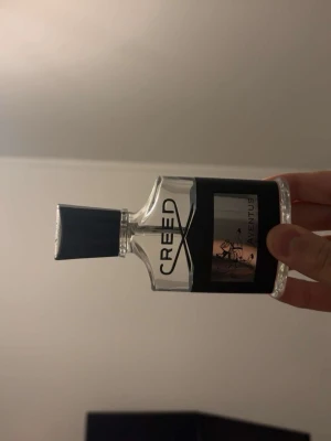 Creed Aventus - En klassiker som klarar alla tillfällen. Fräsch, fruktigt och manligt parfym med doft av ananas som sedan avslutas med en varmare träig doft. Återstår prick hälften flaskan.