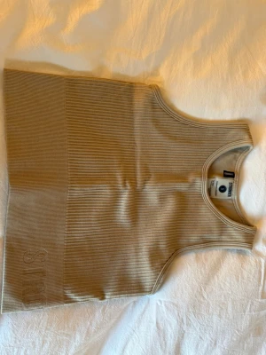 Tränings linne - Super fint beigt tränings linne ifrån stronger nästan aldrig använt och super mjukt