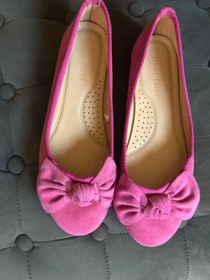 Rosa ballerina skor - Super fina helt oanvända rosa ballerina skor med en rosett💓💓