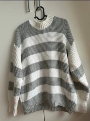 Stickat  - Mysig stickad tröja, mycket sparsamt använd. Passar mig som annars har S.