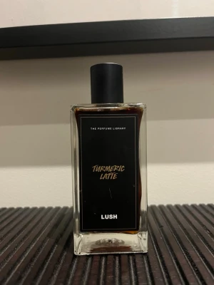 Lush Turmeric Latte parfym - parfym från Lush, Turmeric Latte, Doften har en varm, kryddig karaktär  Perfekt för dig som gillar nischade och spännande dofter.