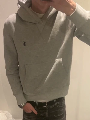 Polo Ralph lauren hoodie  - En fin, grish och stilig polo ralph lauren hoodie. Väldigt stilren, vacker och grish. Perfekt för alla årstider och en stilren vibe. Nypris: ca 2200kr. Pris nedsänkt pga borttappat snöre. Storlek S passar XS