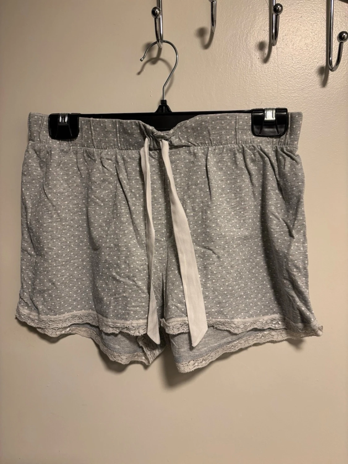 Grå pyjamasshorts med spetskant