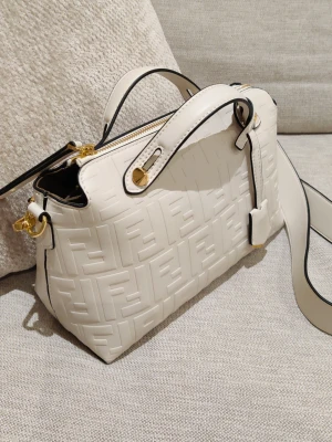 Vit handväska från Fendi - Snygg vit handväska från Fendi med präglat FF-mönster över hela väskan. Storlek 27x19x12cm