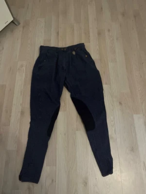 Ridbyxor  - Mörk blåa ridbyxor som är använda få tal gånger, stl L