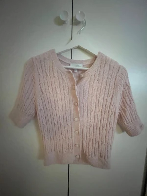 Ljusrosa kofta - Supersöt ljusrosa kofta från & Other Stories, perfekt nu till sommaren!🌸