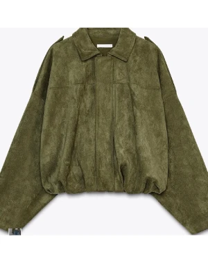 Olivgrön mocka jacka  - Snygg olivgrön mocka jacka ifrån Zara. Skriv för frågor eller funderingar. 💞