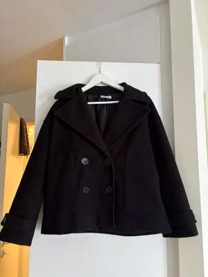 Kort kappa - Säljer min populära jacka från design by si. Använd mycket men fortfarande i fint skick, lite nopprig. Nypris 757kr.