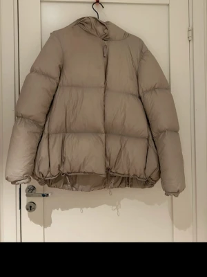 Ballongjacka - Jacka från Joseph i bra skick, den säljs för 700 kr 