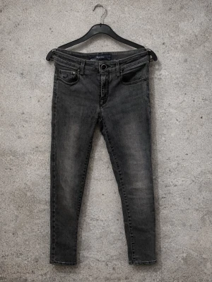 Jacob Cohen jeans  - Snygga svarta skinny jeans med lätt tvättad look och klassisk femficksdesign. Jeansen har smal passform och är tillverkade i stretchigt denim för extra komfort. Perfekta för en trendig och avslappnad stil.