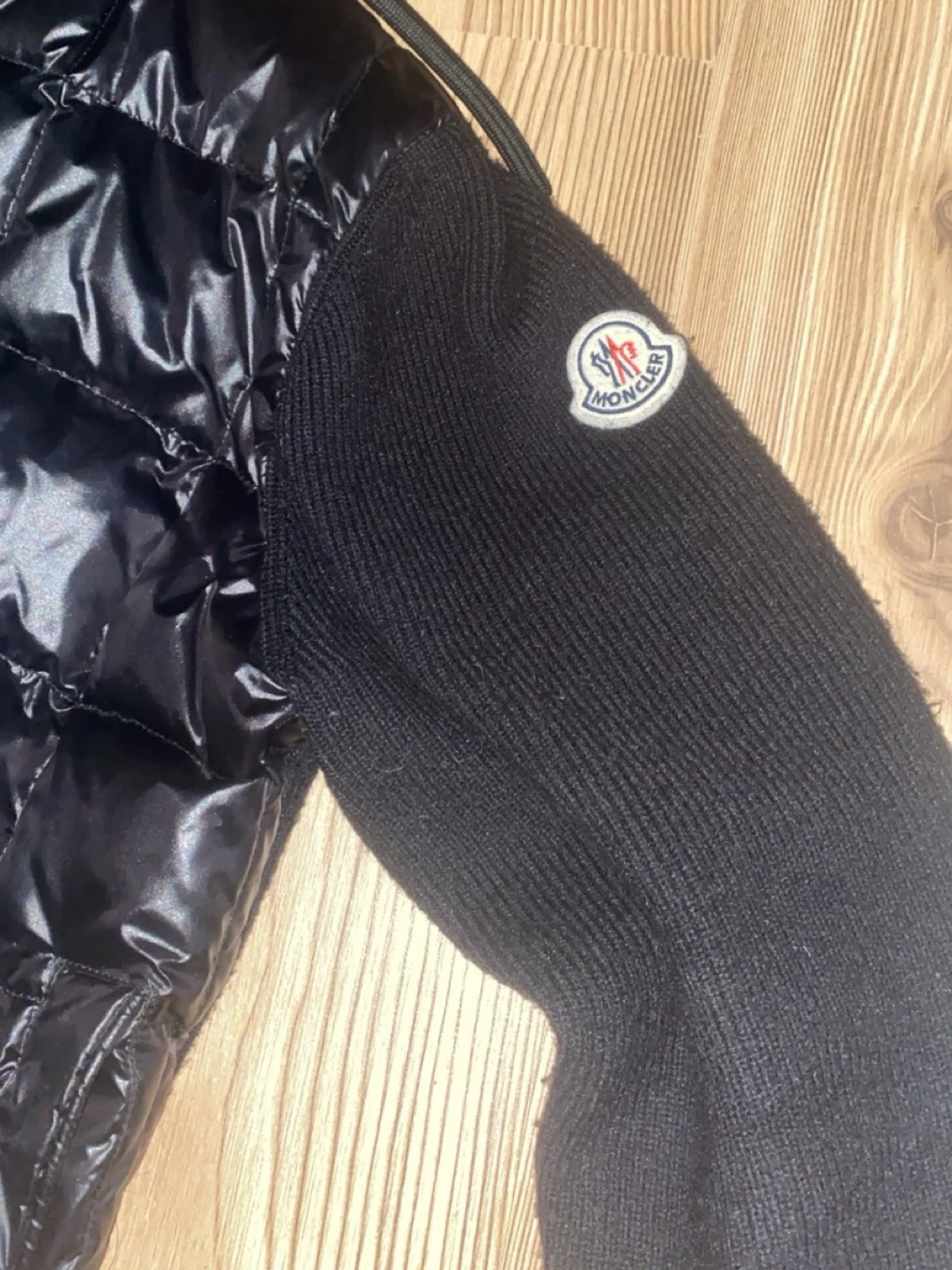 Svart dunjacka med huva från Moncler - 3