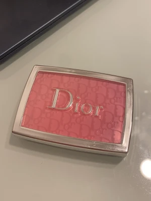 Dior Backstage Rosy Glow Pink - Dior Backstage Rosy Glow i färgen Pink. Säljes eftersom den ej kommer till användning längre 🩷