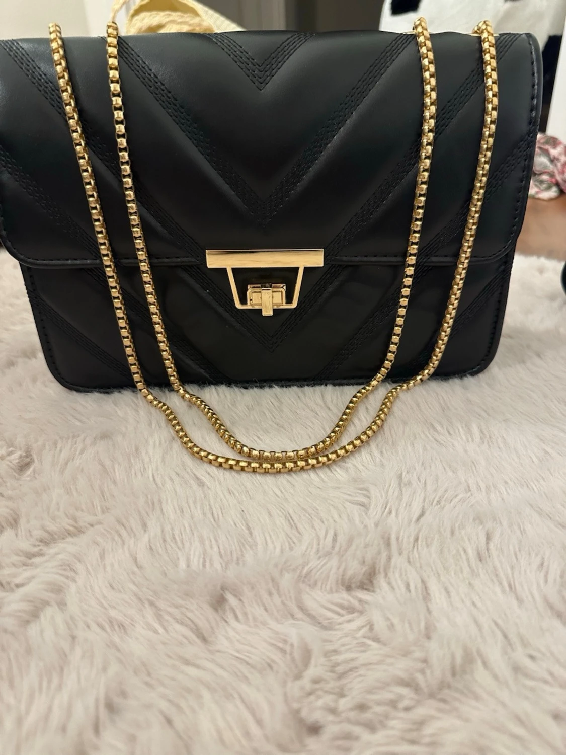 Svart quiltad handväska med guldkedja