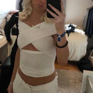 Vit topp - Vit topp från ginatricot i storlek xs, använd 2 gånger💗