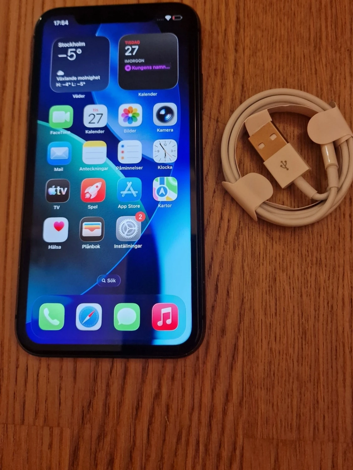 Svart iPhone 11 med laddkabel - 1