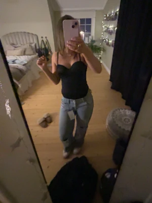 Svart body  - Snygg svart body som kan användas året om till alla olika underdelar och färger. Super glad i bodyn men tyvärr inte haft tillräckligt många användnings områden. Använts bodyn ca 5 gånger. Storleken är 70A och XS. Kom provat för fler bilder och frågor💕💕