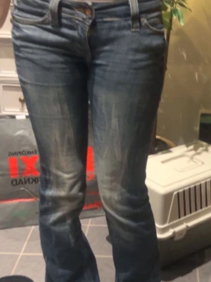 Cheep Monday jenas - Säljer ett par low waist  blå bootcut jeans. Kan fixa bättre bilder privat om ni vill!